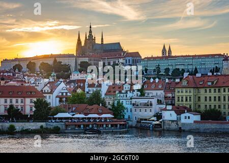 Città di Praga al tramonto. Castello di Praga e fiume Moldava Foto Stock