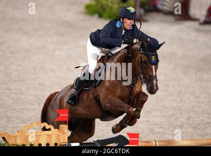 Henrik von Eckermann si imbarcarà su King Edward durante la finale della squadra di salto al Parco Equestre il quindicesimo giorno dei Giochi Olimpici di Tokyo 2020 in Giappone. Data immagine: Sabato 7 agosto 2021. Foto Stock