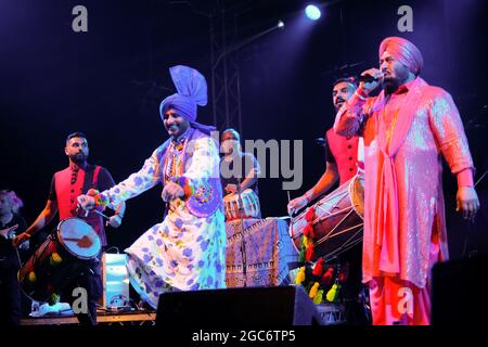 Wickham, Hampshire, 6 agosto, la band inglese di tamburi dhol The Dhol Foundation che esegue musica tradizionale in stile bhangra Punjabi dal vivo sul palco al festival di Wickham, Wickham, Fareham, Hampshire, UK Credit: Dawn Flettcher-Park/Alamy Live News Foto Stock