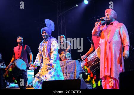 Wickham, Hampshire, 6 agosto, la band inglese di tamburi dhol The Dhol Foundation che esegue musica tradizionale in stile bhangra Punjabi dal vivo sul palco al festival di Wickham, Wickham, Fareham, Hampshire, UK Credit: Dawn Flettcher-Park/Alamy Live News Foto Stock