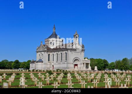 La basilica di Notre Dame de Lorette e il cimitero militare (il più grande cimitero militare francese del mondo) ad Ablain-Saint-Nazaire (Pas-de-Calais), Francia Foto Stock