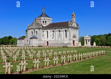 La basilica di Notre Dame de Lorette e il cimitero militare (il più grande cimitero militare francese del mondo) ad Ablain-Saint-Nazaire (Pas-de-Calais), Francia Foto Stock