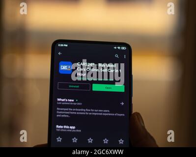 Assam, India - 6 agosto 2021 : il logo CARS24 sull'immagine di scorta dello schermo del telefono. Foto Stock