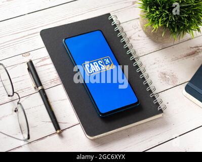 Assam, India - 6 agosto 2021 : il logo CARS24 sull'immagine di scorta dello schermo del telefono. Foto Stock