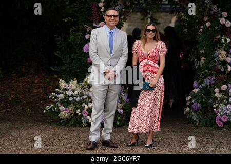 David Walliams e Keeley Hazell arrivano alla chiesa di San Michele, Heckfield, nell'Hampshire, per il matrimonio di Anthony McPartlin con Anne-Marie Corbett. ANT è una metà del duo di intrattenimento ANT e Dic. Data immagine: Sabato 7 agosto 2021. Foto Stock