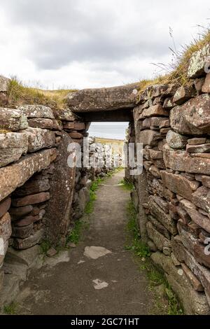 Carn Liath Broch - i Broch sono un edificio preistorico dell'età del ferro unico in Scozia e sono stati costruiti per la prima volta tra il 400 e il 200 a.C. Foto Stock