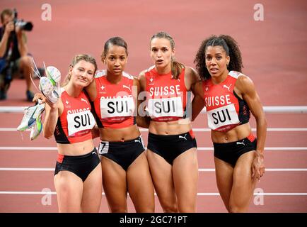 Tokyo, Giappone. 06 agosto 2021. Team sui, con da sinistra a destra del PONTE Ajla, KORA Salome, DIETSCHE Riccarda, KAMBUNDJI Mujinga, foto di squadra al traguardo, atletica, relè finale 4x 100m di donne, 4 x 100m relè finale femminile, sulle Olimpiadi estive 06.08.2021 2020, dal 23.07 . - 08.08.2021 a Tokyo/Giappone. Credit: dpa/Alamy Live News Foto Stock