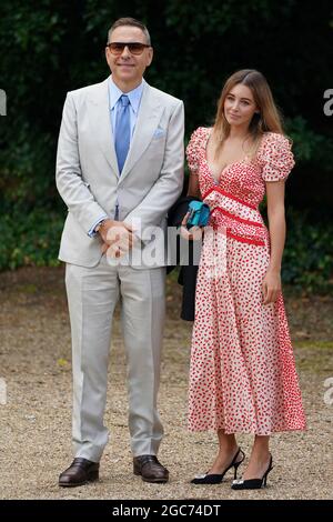 RITRASMESSO AGGIUNGENDO IL NOME David Walliams e Keeley Hazell che arrivano alla chiesa di St Michael, Heckfield nell'Hampshire, per il matrimonio di Anthony McPartlin con Anne-Marie Corbett. ANT è una metà del duo di intrattenimento ANT e Dic. Data immagine: Sabato 7 agosto 2021. Foto Stock