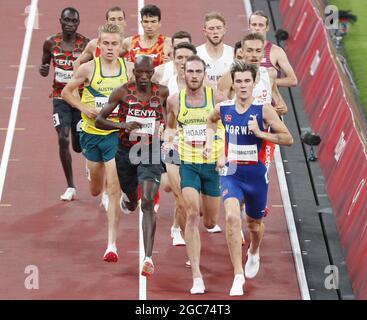 Tokyo, Giappone. 07 agosto 2021. La norvegese Jakob Ingebrigtsen (R) vince la finale maschile di 1500m in 3:28.32 presso lo Stadio Olimpico durante le Olimpiadi estive del 2020 a Tokyo, Giappone, sabato 7 agosto 2021. Foto di Bob strong/UPI Credit: UPI/Alamy Live News Foto Stock