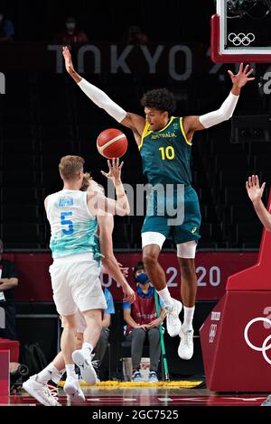 Tokyo, Giappone. 07 agosto 2021. La guardia australiana Matisse Thybulle (10) salta per bloccare la guardia di tiro slovena Jaka Blazic (11), durante la medaglia di bronzo di basket maschile ai Giochi Olimpici di Tokyo, Giappone, sabato 7 agosto 2021. Foto di Richard Ellis/UPI Credit: UPI/Alamy Live News Foto Stock