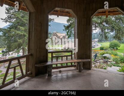 Vista della città di Banff, Canada da un gazebo in Cascade Gardens Foto Stock