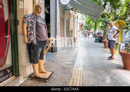 Atene, 4 agosto 2021: Manichino più-size fuori da un negozio di abbigliamento ad Atene Foto Stock