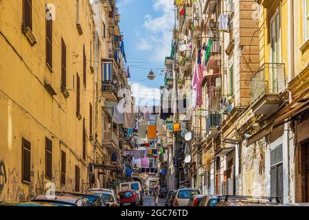 NAPOLI, ITALIA - LUGLIO 18: Strada stretta a Napoli, vestiti appesi in aria fuori dai balconi. Foto Stock