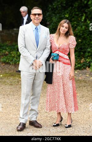 Hampshire, Regno Unito. 07 agosto 2021. 7 agosto 2021 Keeley Hazell e David Walliams al matrimonio di ANT McPartlin e Anne-Marie Corbett, Chiesa di San Michele, Heckfield, Hampshire. Credit: Doug Peters/EMPICS/Alamy Live News Credit: Doug Peters/Alamy Live News Foto Stock