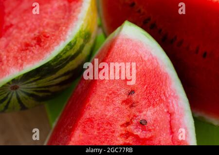Grandi fette di anguria, rosse e succose con cotenna verde e semi Foto Stock