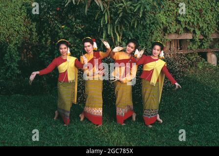 Thailandia. Chiang mai. Ballerini thailandesi che posano all'aperto in giardino. Foto Stock