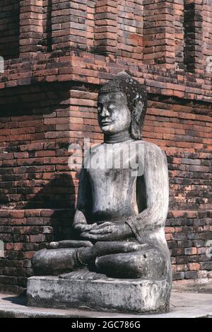 Thailandia. Lamphun. Statua di Buddha al tempio di Suwanna Chedi di Wat Phrathat Haripunchai Woramahawihan. Foto Stock