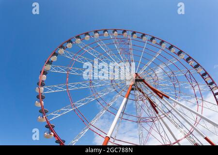 Batumi Torre panoramica ruota panoramica contro il cielo blu, località turistica ad Adjara, Georgia Foto Stock