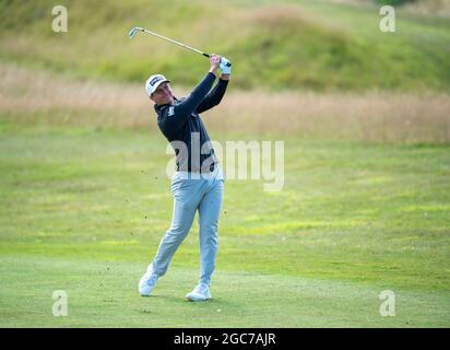 La Scotland's Calum Hill gioca il secondo colpo il 3° giorno dell'Hero Open al Fairmont St Andrews Golf Course, St Andrews. Data immagine: Sabato 7 agosto 2021. Foto Stock