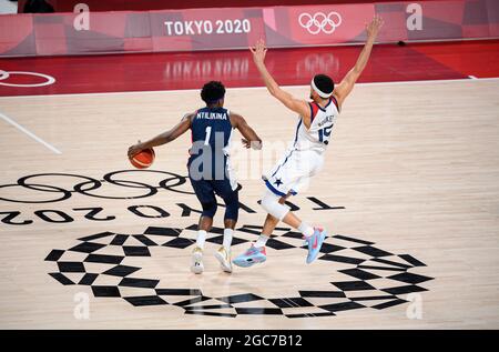 Tokyo, Giappone. 07th Aug, 2021. Da sinistra a destra NTILIKINA Frank (fra) contro Devin BOOKER (USA), azione, duelli, Francia (fra) - Stati Uniti d'America (USA) 82:87, basket, finale maschile, finale maschile di basket, il 08/07/2021 Olimpiadi estive 2020, dal 23.07. - 08.08.2021 a Tokyo/Giappone. Credit: dpa/Alamy Live News Foto Stock