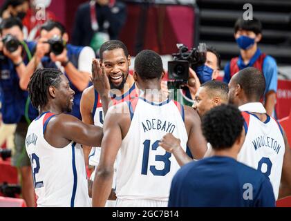 Tokyo, Giappone. 07th ago, 2021. Da sinistra a destra per Jrue HOLIDAY (USA), Kevin DURANT (USA), Bam ADEBAYO (USA), Khris MIDDLETON (USA), giubilazione finale, giubilazione, allegria, gioia, grazie, vincitore, Vincitore, campione olimpico, 1° posto, medaglia d'oro, medaglia d'oro, Campione olimpico, medaglia d'oro Francia (fra) - Stati Uniti d'America (USA) 82:87, basket, finale maschile, finale maschile di basket, il 07.08.2021 Olimpiadi estive 2020, dal 23.07. - 08.08.2021 a Tokyo/Giappone. Credit: dpa/Alamy Live News Foto Stock