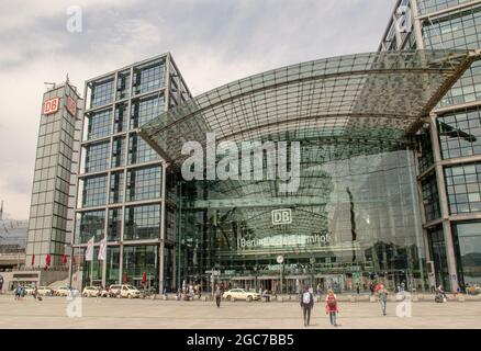 Berlino: Der Hauptbahnhof ist der wichtigste Personenverkehrsbahnhof in Berlin und zugleich der größte Turmbahnhof Europas. Foto Stock