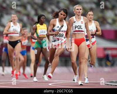 Nicole Yeargin della Gran Bretagna durante il relay femminile di 4 x 400 m allo Stadio Olimpico il quindicesimo giorno dei Giochi Olimpici di Tokyo 2020 in Giappone. Data immagine: Sabato 7 agosto 2021. Foto Stock