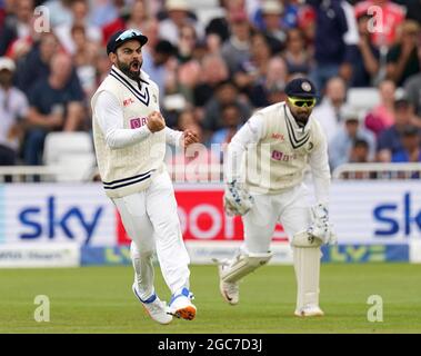 La Virat Kohli dell'India festeggia dopo che il compagno di squadra Rishabh Pant (a destra) ha messo in guardia Dom Sibley dell'Inghilterra durante il quarto giorno della prima partita di prova di Cinch a Trent Bridge, Nottingham. Data immagine: Sabato 7 agosto 2021. Foto Stock