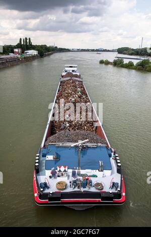 Nave da carico con rottami di metallo che entra nel porto del Reno Niehl, Colonia, Germania. Erbringen von Beruftschiff, Schweizerbildung, Schweizerische, Schweizerische, Schweizerische, Schweizerische, Schweizerische, Schweizeris Foto Stock