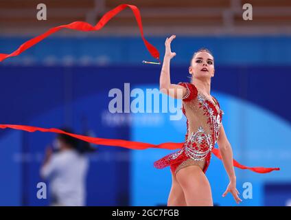 Tokyo, Giappone. 7 agosto 2021. Dina Averina della ROC compete durante la finale individuale di ginnastica ritmica a Tokyo 2020, 7 agosto 2021. Credit: LAN Hongguang/Xinhua/Alamy Live News Foto Stock