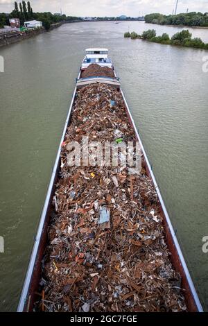 Nave da carico con rottami di metallo che entra nel porto del Reno Niehl, Colonia, Germania. Erbringen von Beruftschiff, Schweizerbildung, Schweizerische, Schweizerische, Schweizerische, Schweizerische, Schweizerische, Schweizeris Foto Stock