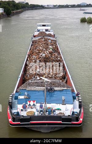 Nave da carico con rottami di metallo che entra nel porto del Reno Niehl, Colonia, Germania. Erbringen von Beruftschiff, Schweizerbildung, Schweizerische, Schweizerische, Schweizerische, Schweizerische, Schweizerische, Schweizeris Foto Stock