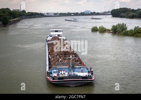 Nave da carico con rottami di metallo che entra nel porto del Reno Niehl, Colonia, Germania. Erbringen von Beruftschiff, Schweizerbildung, Schweizerische, Schweizerische, Schweizerische, Schweizerische, Schweizerische, Schweizeris Foto Stock