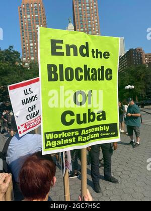 La coalizione di gruppi si raduna e dimostra per la revoca dell'embargo e delle sanzioni a Cuba da parte degli Stati Uniti, perché il popolo cubano ne viene colpito e la nazione insulare non è una minaccia per gli Stati Uniti. Foto Stock