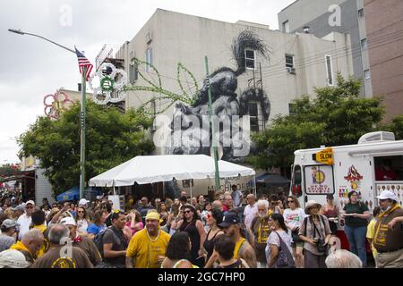 Persone di tutte le etnie affollano North 8th Street alla festa annuale del Giglio a Williamsburg, Brooklyn, New York. Foto Stock