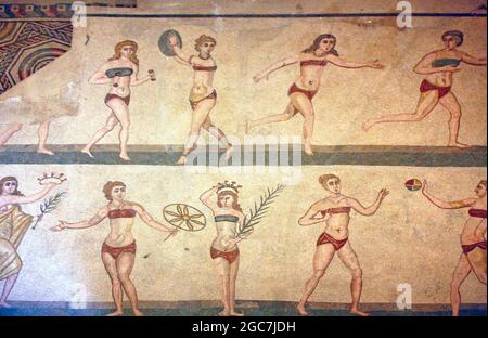 Mosaici bikini romani a Villa Romana del Casale, Sicilia, Italia. Raffigurazione precoce di donne romane che indossano bikini dai primi anni del 4th d.C. Foto Stock