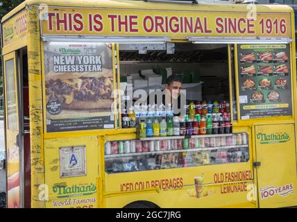 Il fornitore di camion Hot Dogs di Nathan ha fatto una sosta al Columbus Circle a Central Park in una calda giornata estiva a New York City. Foto Stock