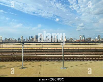 Lo skyline del centro di Brooklyn all'orizzonte visto dalle elevate linee della metropolitana F & G Trains sopra il quartiere Gowanus a Brooklyn, New York. Foto Stock