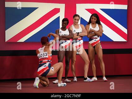 Jodie Williams, ama Pipi, Emily Diamond e Nicole Yeargin della Gran Bretagna dopo aver terminato il 5° posto nel relay femminile di 4 x 400 m allo Stadio Olimpico il quindicesimo giorno dei Giochi Olimpici di Tokyo 2020 in Giappone. Data immagine: Sabato 7 agosto 2021. Foto Stock