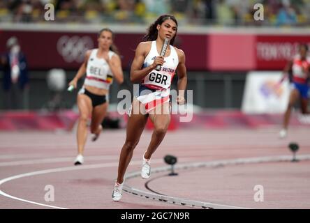 Nicole Yeargin della Gran Bretagna durante il relay femminile di 4 x 400 m allo Stadio Olimpico il quindicesimo giorno dei Giochi Olimpici di Tokyo 2020 in Giappone. Data immagine: Sabato 7 agosto 2021. Foto Stock