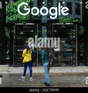 Londra, Regno Unito. 7 agosto 2021. Persone al di fuori degli uffici di Google nella Croce del Re. L'azienda consente ai suoi dipendenti di rinviare il ritorno al lavoro in ufficio fino al 2022, a seguito della pandemia di Covid-19. Credit: Stephen Chung / Alamy Live News Foto Stock
