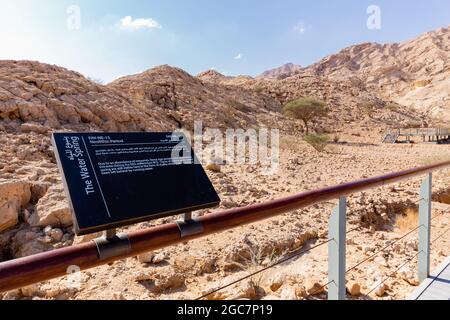 Mleiha, Emirati Arabi Uniti, 24.11.2020. Valle delle Grotte nel Centro Archeologico di Mleiha, tavole che conducono alle grotte del periodo neolitico, montagne calcaree. Foto Stock