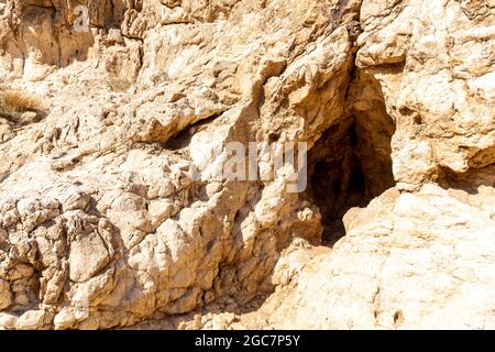 Le Grotte di Wadi nella Valle delle Grotte nel Centro Archeologico di Mleiha, i Monti al Faya, Sharjah. Grotte calcaree neolitiche negli Emirati Arabi Uniti. Foto Stock