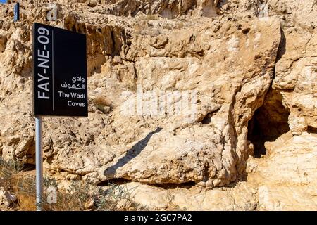 Mleiha, Emirati Arabi Uniti, 24.11.2020. Le Grotte di Wadi nella Valle delle Grotte nel Centro Archeologico di Mleiha, i Monti al Faya, Sharjah. Grotte calcaree neolitiche Foto Stock