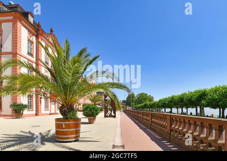 Wiesbaden, Germania - Luglio 2021: Corte di palazzo barocco chiamato 'Castello Biebrich' con passeggiata sul fiume Reno in giornata di sole Foto Stock