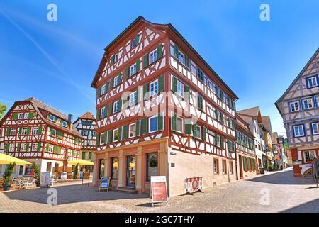 Mosbach, Germania - Giugno 2021: Casa a graticcio al mercato nel centro storico della città Foto Stock