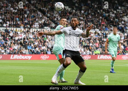 DERBY, REGNO UNITO. 7 AGOSTO Colin Kazim-Richards della contea di Derby scudi la palla da Matty Pearson di Huddersfield Town durante la partita del campionato Sky Bet tra Derby County e Huddersfield Town al Pride Park, Derby sabato 7 agosto 2021. (Credit: Jon Hobley | MI News) Credit: MI News & Sport /Alamy Live News Foto Stock