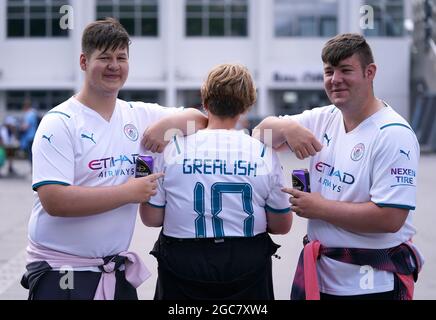 I fan di Manchester City fuori terra indossano una maglietta con il nome di Jack Grealish, il nuovo firmatario, prima della partita fa Community Shield al Wembley Stadium di Londra. Data immagine: Sabato 7 agosto 2021. Foto Stock