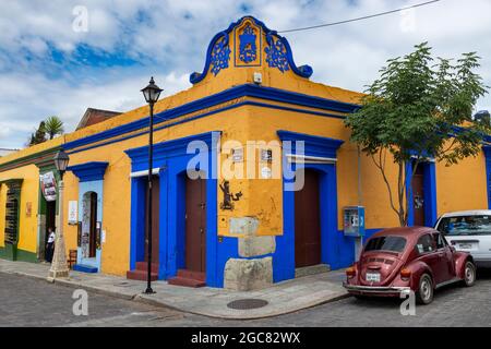 Oaxaca de Juarez, Messico - 15 maggio 2014: Dettaglio di colorati edifici tradizionali nel centro della città di Oaxaca de Juarez, Messico. Foto Stock