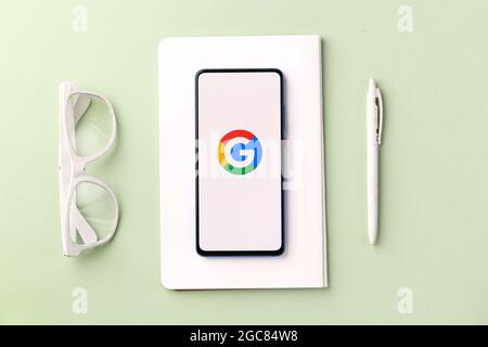 Assam, India - 6 agosto 2021 : il logo di Google go sull'immagine di riserva dello schermo del telefono. Foto Stock